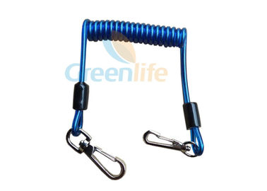 Пластиковым голубым свернутый спиралью проводом шнур талрепа для работы на высоте держит инструменты безопасный