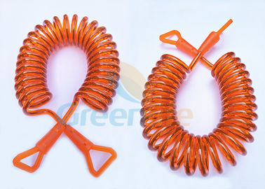 Касание руки ремней безопасности малыша оранжевого провода спиральное с новыми соединителями стиля